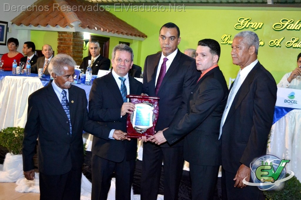 Carlos Gómez recibe el Premio Empresario Mocano del Año en Expo Moca 2012